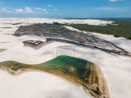 Foto de Beautiful aerial view to white sand dunes and green rainwater pools in Lenis Maranhenses, near Barreirinhas, Maranho, Brazil. - Imagen libre de derechos