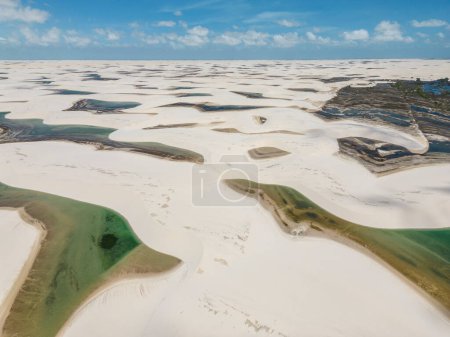 Téléchargez les photos : Belle vue aérienne sur les dunes de sable blanc et les piscines d'eau de pluie vertes à Lenis Maranhenses, près de Barreirinhas, Maranho, Brésil. - en image libre de droit