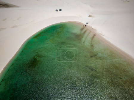 Foto de Hermosa vista aérea a las dunas de arena blanca y piscinas de agua de lluvia verde en Lenis Maranhenses, cerca de Barreirinhas, Maranho, Brasil. - Imagen libre de derechos