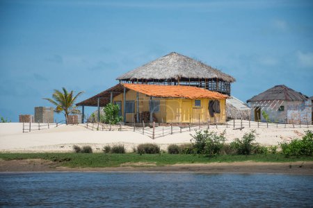 Téléchargez les photos : Belle vue sur les petites maisons de pêche jaunes à Preguias River, Maranho, Brésil. - en image libre de droit
