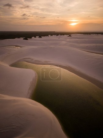 Foto de Beautiful view to white sand dunes and rainwater pools in Lenis Maranhenses, near Barreirinhas, Maranho, Brazil. - Imagen libre de derechos