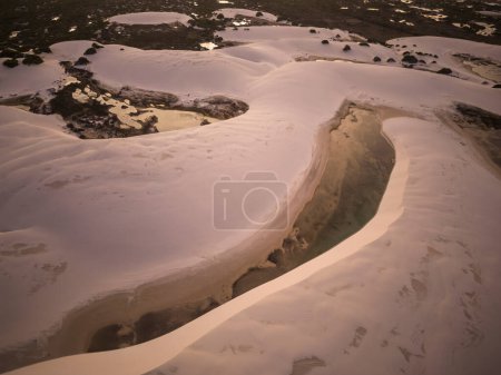 Téléchargez les photos : Belle vue sur les dunes de sable blanc et les piscines d'eau de pluie à Lenis Maranhenses, près de Barreirinhas, Maranho, Brésil. - en image libre de droit