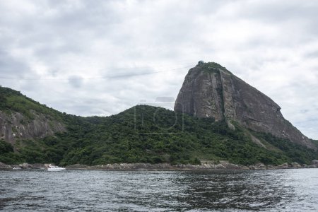 Téléchargez les photos : Beautiful view from the ocean to Sugar Loaf rainforest mountain in Rio de Janeiro, Brazil - en image libre de droit