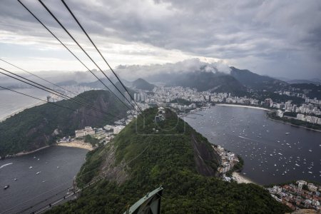 Téléchargez les photos : Belle vue sur le téléphérique Sugar Loaf et la montagne de la forêt tropicale rocheuse, Rio de Janeiro, Brésil - en image libre de droit