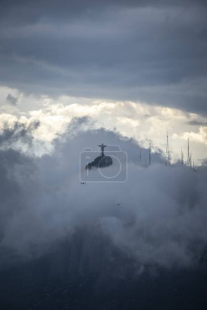 Téléchargez les photos : Belle vue du Pain de Sucre au Christ Rédempteur entre les nuages, Rio de Janeiro, Brésil - en image libre de droit