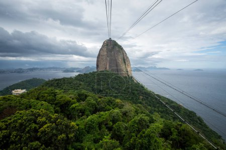 Foto de Beautiful view to Sugar Loaf cable car and rocky rainforest mountain, Rio de Janeiro, Brazil - Imagen libre de derechos