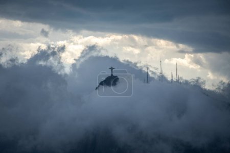 Téléchargez les photos : Belle vue du Pain de Sucre au Christ Rédempteur entre les nuages, Rio de Janeiro, Brésil - en image libre de droit