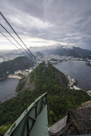 Téléchargez les photos : Belle vue sur le téléphérique Sugar Loaf et la montagne de la forêt tropicale rocheuse, Rio de Janeiro, Brésil - en image libre de droit
