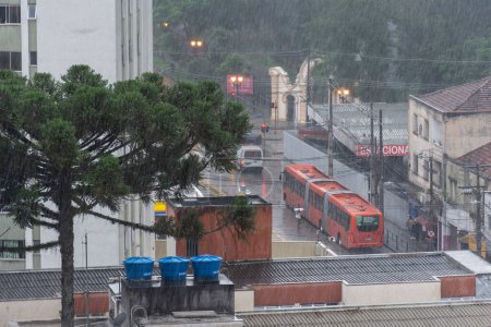 Téléchargez les photos : Vue de bus sur un coin de rue pluvieux du centre-ville avec des bâtiments municipaux, Curitiba, capitale de Paran, Brésil. - en image libre de droit