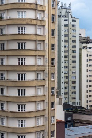 Belle vue sur les bâtiments de la ville au centre-ville de Curitiba, capitale de Paran, Brésil.