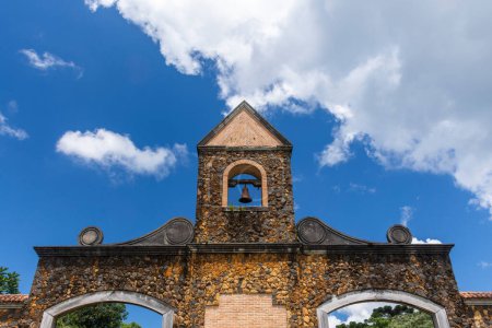 Téléchargez les photos : Belle vue sur le portail historique sur l'ancienne route Serra da Graciosa sur la zone verte près de Curitiba, Paran, Brésil. - en image libre de droit