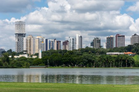 Téléchargez les photos : Belle vue sur les bâtiments résidentiels du parc urbain vert Barigui à Curitiba, capitale de Paran, Brésil. - en image libre de droit