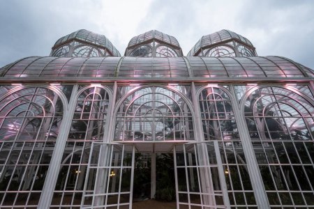 Téléchargez les photos : Belle vue sur la serre en verre dans le jardin botanique, Curitiba, capitale de Paran, Brésil. - en image libre de droit
