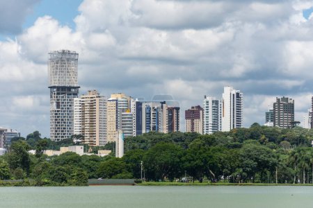 Téléchargez les photos : Belle vue sur les bâtiments résidentiels du parc urbain vert Barigui à Curitiba, capitale de Paran, Brésil. - en image libre de droit