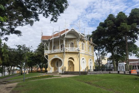 Téléchargez les photos : Belle vue sur le bâtiment historique jaune du centre-ville de Curitiba, capitale de Paran, Brésil. - en image libre de droit