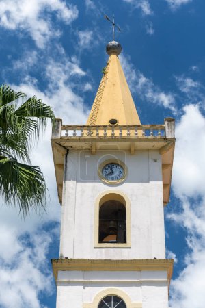 Foto de Hermosa vista al antiguo edificio histórico de la iglesia blanca en la pequeña ciudad Morretes, Paran, Brasil. - Imagen libre de derechos