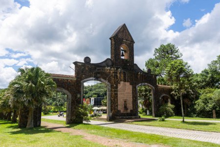 Foto de Hermosa vista al portal histórico sobre la carretera antigua Serra da Graciosa en la zona verde cerca de Curitiba, Paran, Brasil. - Imagen libre de derechos