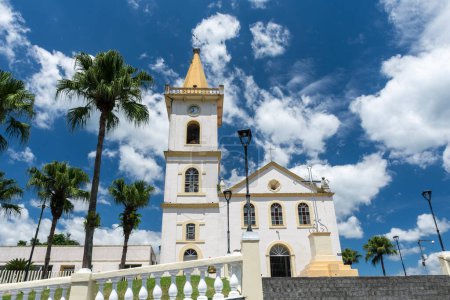 Foto de Hermosa vista al antiguo edificio histórico de la iglesia blanca en la pequeña ciudad Morretes, Paran, Brasil. - Imagen libre de derechos