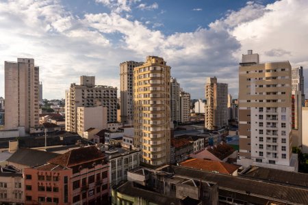 Téléchargez les photos : Belle vue sur les bâtiments de la ville au centre-ville de Curitiba, capitale de Paran, Brésil. - en image libre de droit