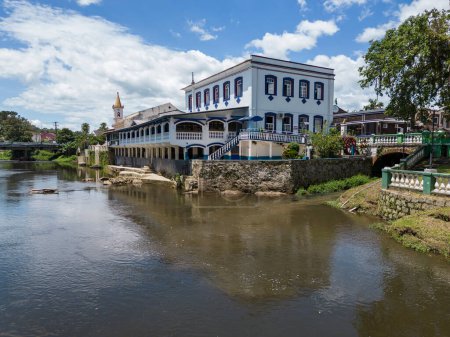 Téléchargez les photos : Belle vue aérienne sur les bâtiments historiques et la rivière dans la petite ville de Morretes, Paran, Brésil. - en image libre de droit