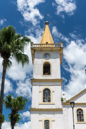 Téléchargez les photos : Belle vue sur la vieille église blanche historique dans la petite ville Morretes, Paran, Brésil. - en image libre de droit
