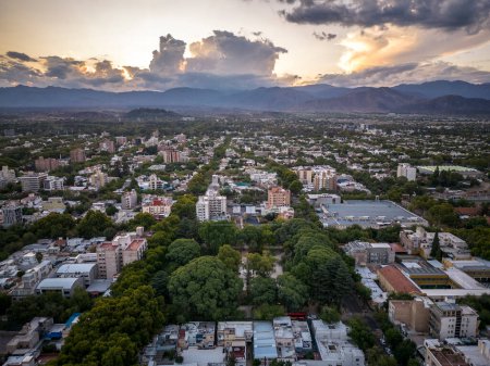 Téléchargez les photos : Belle vue aérienne sur les bâtiments de la ville et la place publique verte à Mendoza, Argentine - en image libre de droit