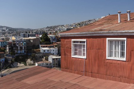 Téléchargez les photos : Belle vue sur les bâtiments urbains colorés traditionnels de Valparaso, Chili. - en image libre de droit