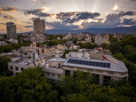 Téléchargez les photos : Belle vue aérienne sur les bâtiments de la ville et les rues publiques verdoyantes à Mendoza, Argentine - en image libre de droit