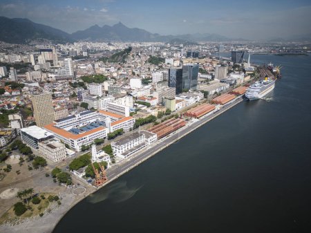 Téléchargez les photos : Belle vue aérienne sur les bâtiments et les entrepôts sur les quais du centre-ville de Rio de Janeiro, Brésil - en image libre de droit
