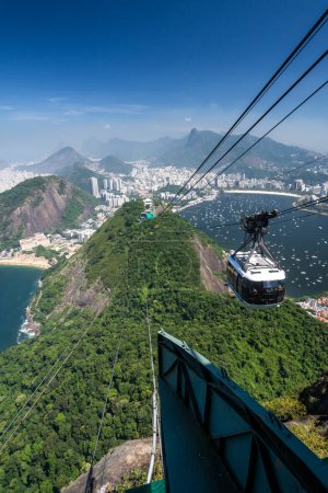 Téléchargez les photos : Belle vue depuis le téléphérique Sugar Loaf vers les montagnes verdoyantes et les bâtiments de la ville, Rio de Janeiro, Brésil - en image libre de droit