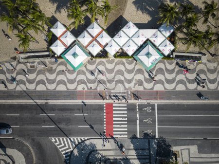 Téléchargez les photos : Belle vue aérienne sur Copacabana Beach modèle de trottoir à Rio de Janeiro, Brésil - en image libre de droit
