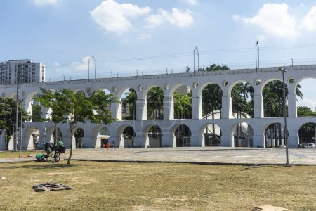 Foto de Hermosa vista al antiguo acueducto blanco histórico en Lapa, centro de Río de Janeiro, Brasil - Imagen libre de derechos