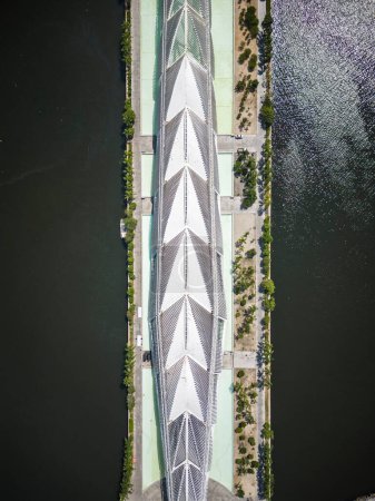 Téléchargez les photos : Belle vue aérienne sur le bâtiment moderne du musée blanc au centre-ville de Rio de Janeiro, Brésil - en image libre de droit
