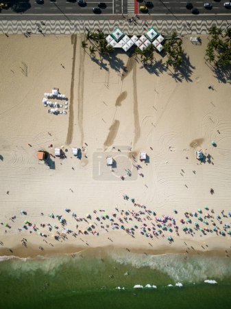 Téléchargez les photos : Belle vue aérienne du haut vers le bas de la plage de Copacabana avec parasols et vagues à Rio de Janeiro, Brésil - en image libre de droit