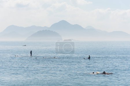 Téléchargez les photos : Belle vue ensoleillée sur la plage de Copacabana et les montagnes à Rio de Janeiro, Brésil - en image libre de droit