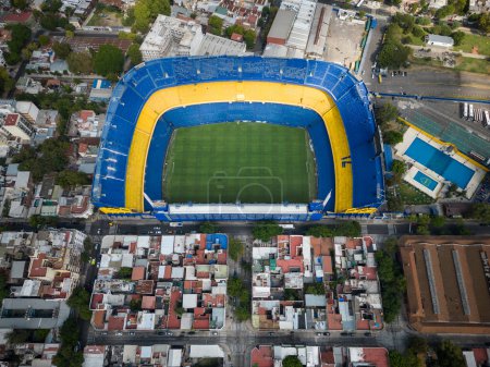Foto de Hermosa vista aérea al estadio de fútbol azul y amarillo La Bombonera en la zona de La Boca, Buenos Aires, Argentina - Imagen libre de derechos
