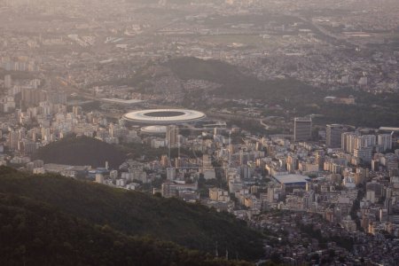 Foto de Hermosa vista aérea a los edificios de la ciudad y el estadio de fútbol de Maracán en Río de Janeiro, Brasil. - Imagen libre de derechos