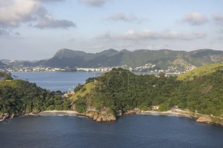 Foto de Hermosa vista aérea al océano y la montaña verde de la selva tropical rocosa en Niteri, Río de Janeiro, Brasil. - Imagen libre de derechos