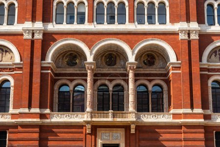 Téléchargez les photos : Belle vue sur Victoria et Albert Museum vieux bâtiment historique dans le centre de Londres, Angleterre, Royaume-Uni - en image libre de droit