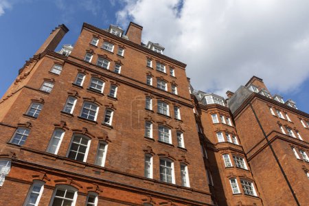 Téléchargez les photos : Belle vue sur les bâtiments traditionnels en briques de South Kensington, centre de Londres, Royaume-Uni - en image libre de droit