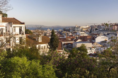 Téléchargez les photos : Belle vue sur les vieux bâtiments traditionnels du centre de Lisbonne, Portugal - en image libre de droit