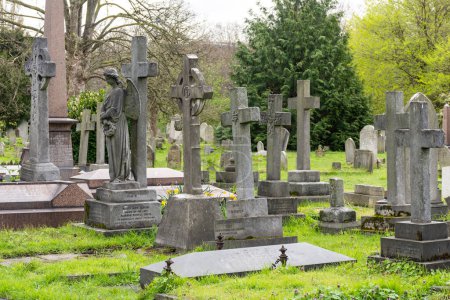 Téléchargez les photos : Belle vue sur les pierres tombales dans le cimetière vert de Brompton, centre de Londres, Angleterre, Royaume-Uni - en image libre de droit