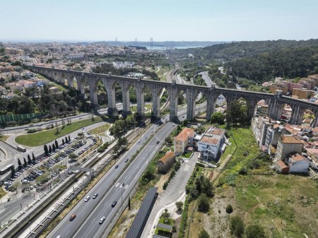 Téléchargez les photos : Belle vue aérienne sur le vieil aqueduc historique du centre de Lisbonne, Portugal - en image libre de droit