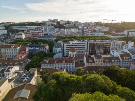 Foto de Hermosa vista aérea a los antiguos edificios históricos de la ciudad de Lisboa, Portugal - Imagen libre de derechos