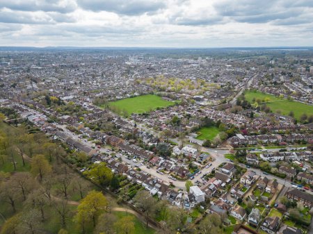 Téléchargez les photos : Belle vue aérienne sur les maisons et les rues traditionnelles dans un quartier résidentiel verdoyant près de Richmond Park, Londres, Royaume-Uni - en image libre de droit