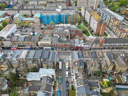 Téléchargez les photos : Belle vue aérienne sur les maisons et les rues traditionnelles du centre de Londres, Royaume-Uni - en image libre de droit