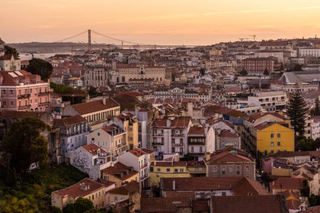 Téléchargez les photos : Belle vue sur les vieux bâtiments traditionnels du centre de Lisbonne, Portugal - en image libre de droit