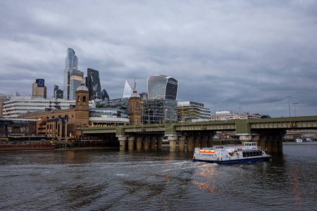 Téléchargez les photos : Belle vue sur le vieux pont historique sur la rivière Thames et les bâtiments modernes à l'arrière dans le centre de Londres, Angleterre, Royaume-Uni - en image libre de droit
