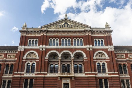 Foto de Hermosa vista al antiguo edificio histórico del Victoria and Albert Museum en el centro de Londres, Inglaterra, Reino Unido - Imagen libre de derechos