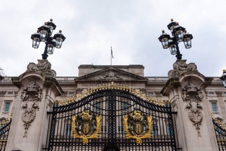 Téléchargez les photos : Belle vue sur Buckingham Palace Building gate dans le centre de Londres, Angleterre, Royaume-Uni - en image libre de droit
